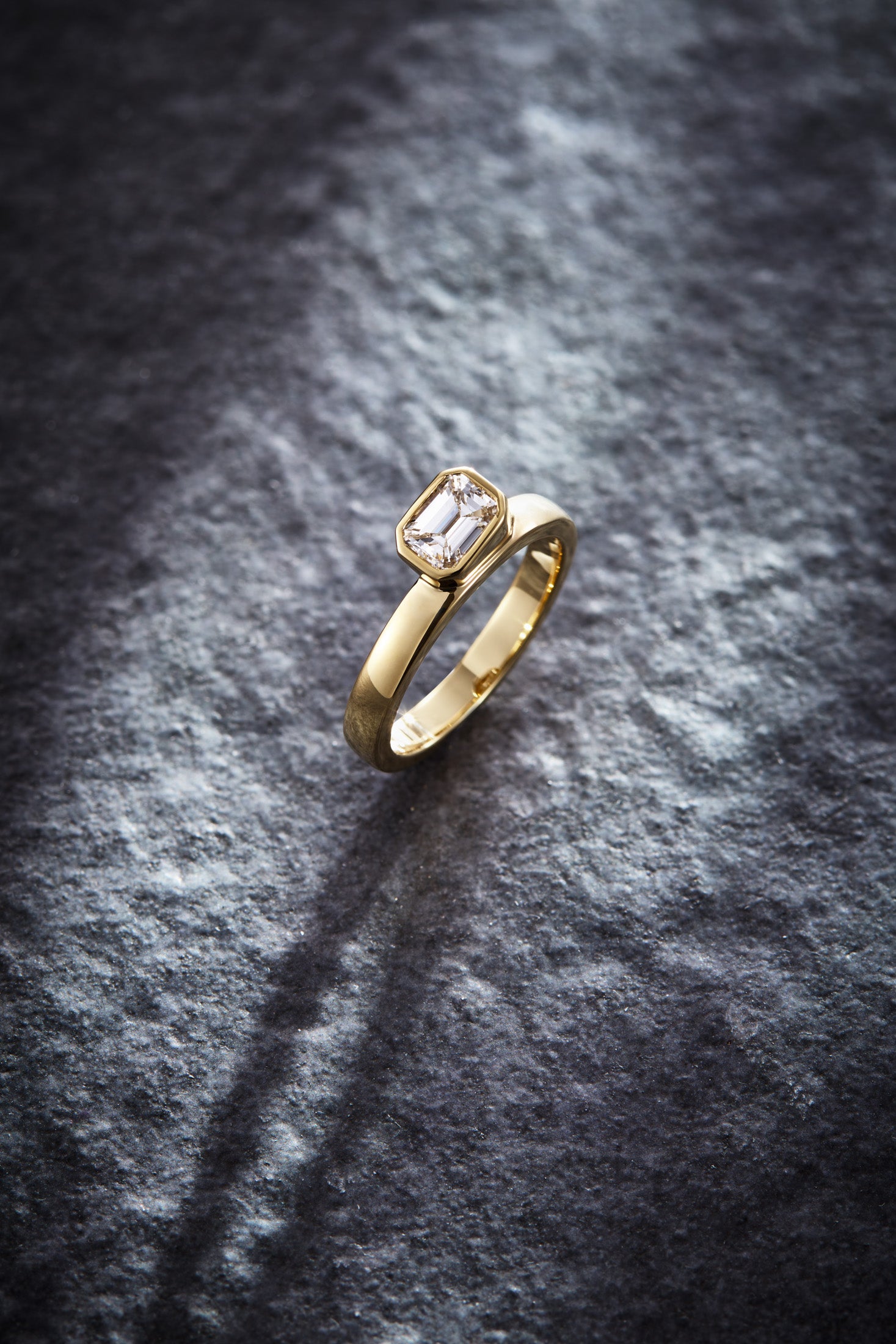 Hover Emerald Ring